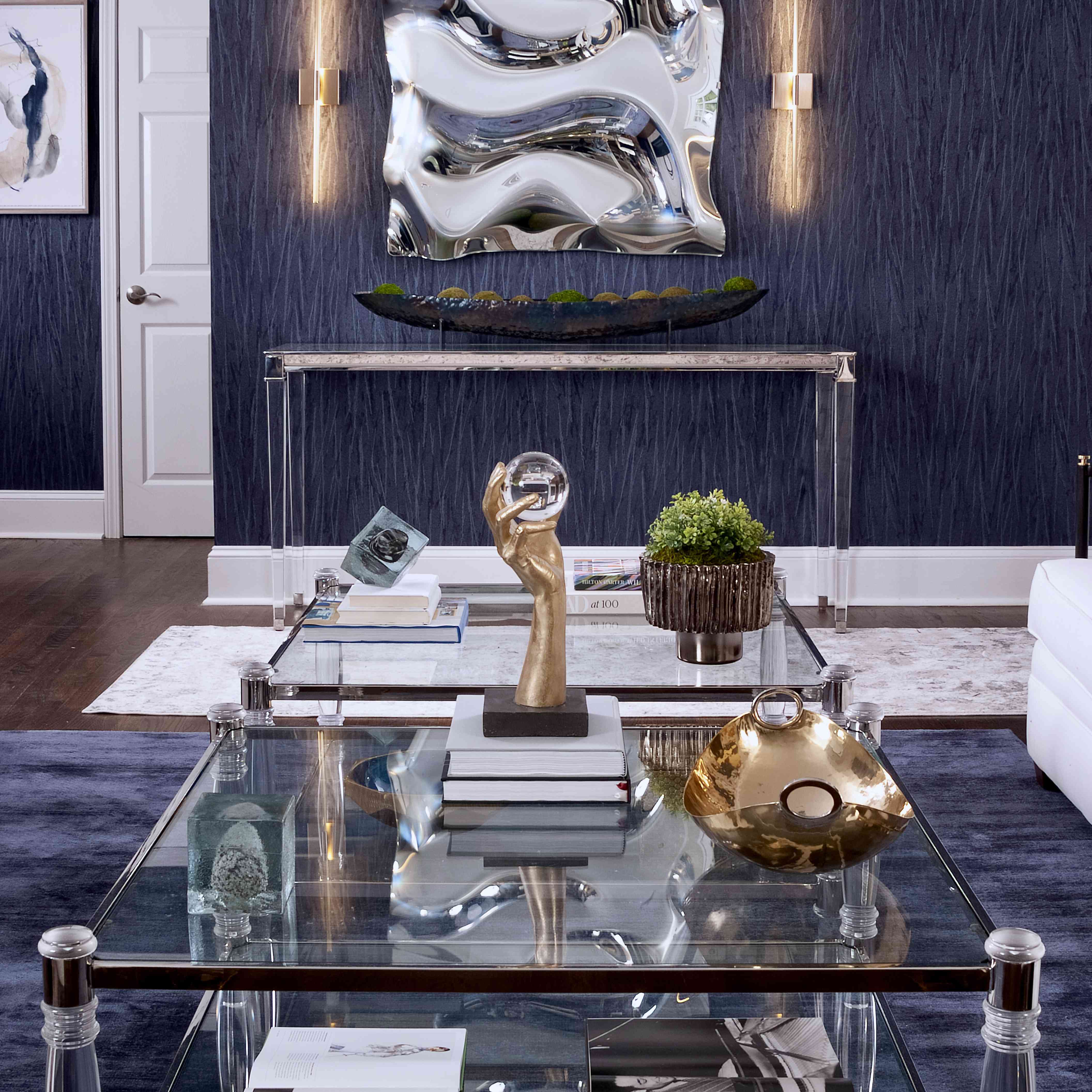 由S&S设计的室内装潢，海军蓝墙纸和金色地毯装点客厅