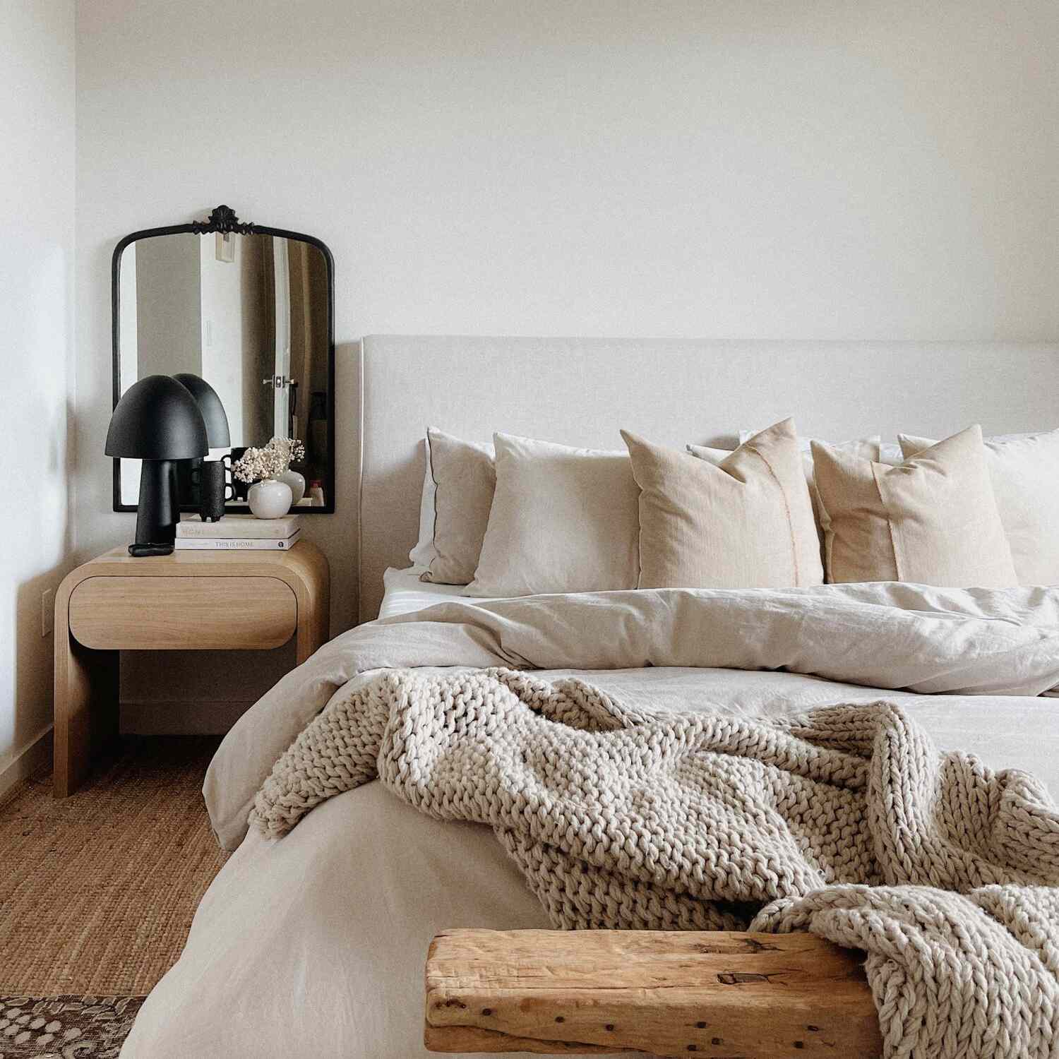 舒适的中性斯堪的卧室。