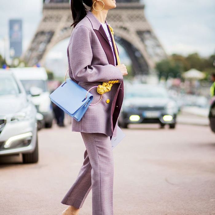 一个穿着淡紫色套装和高跟鞋的女人