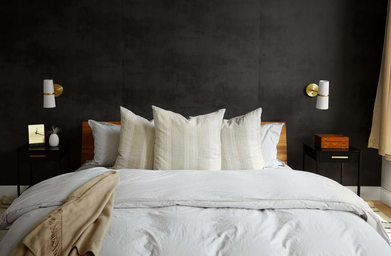 一间现代卧室侧翼侧面与现代金筒囊