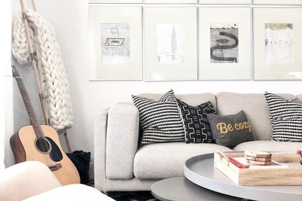 有针织毯子和吉他的舒适的长沙发。