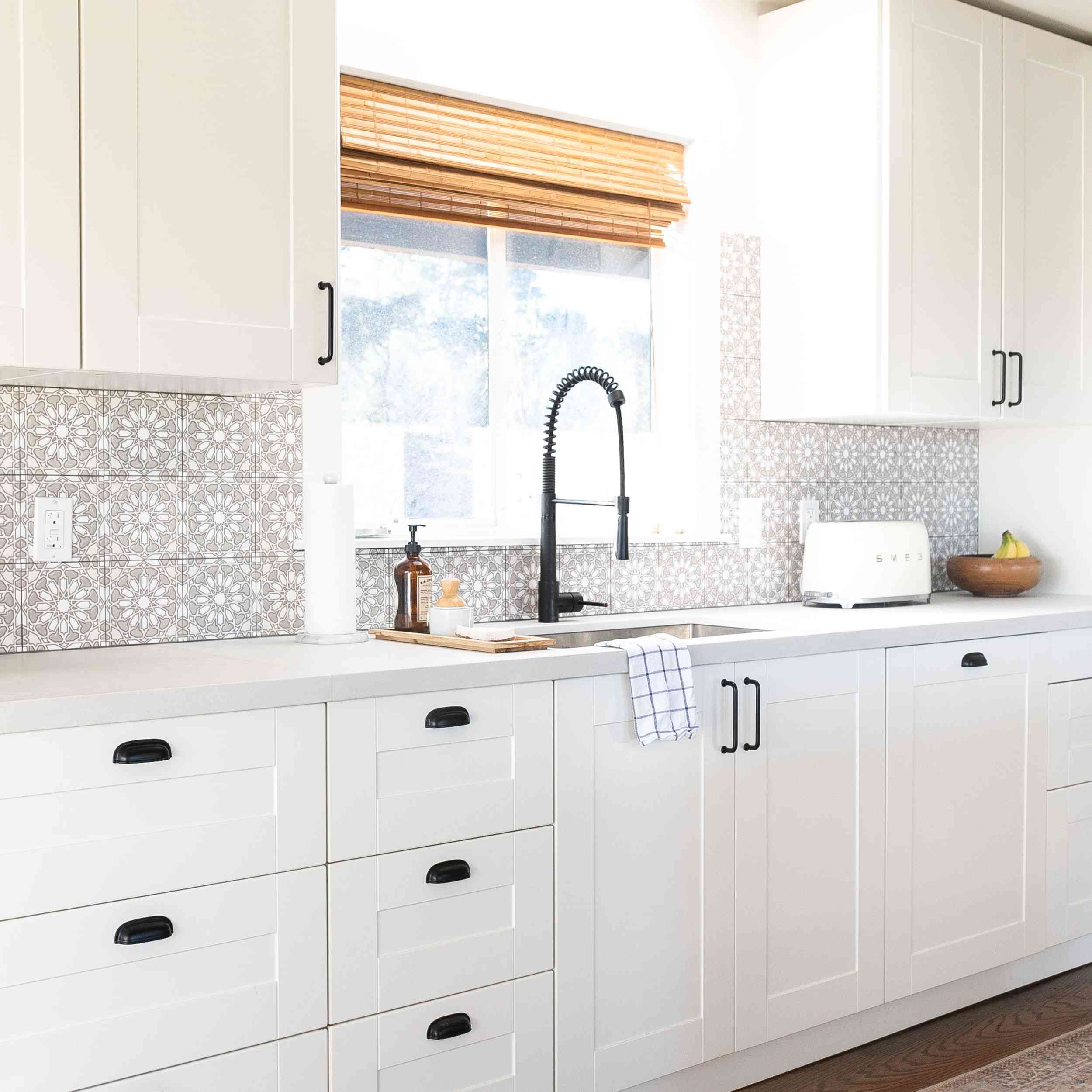 厨房里有宜家的橱柜和打印后挡板