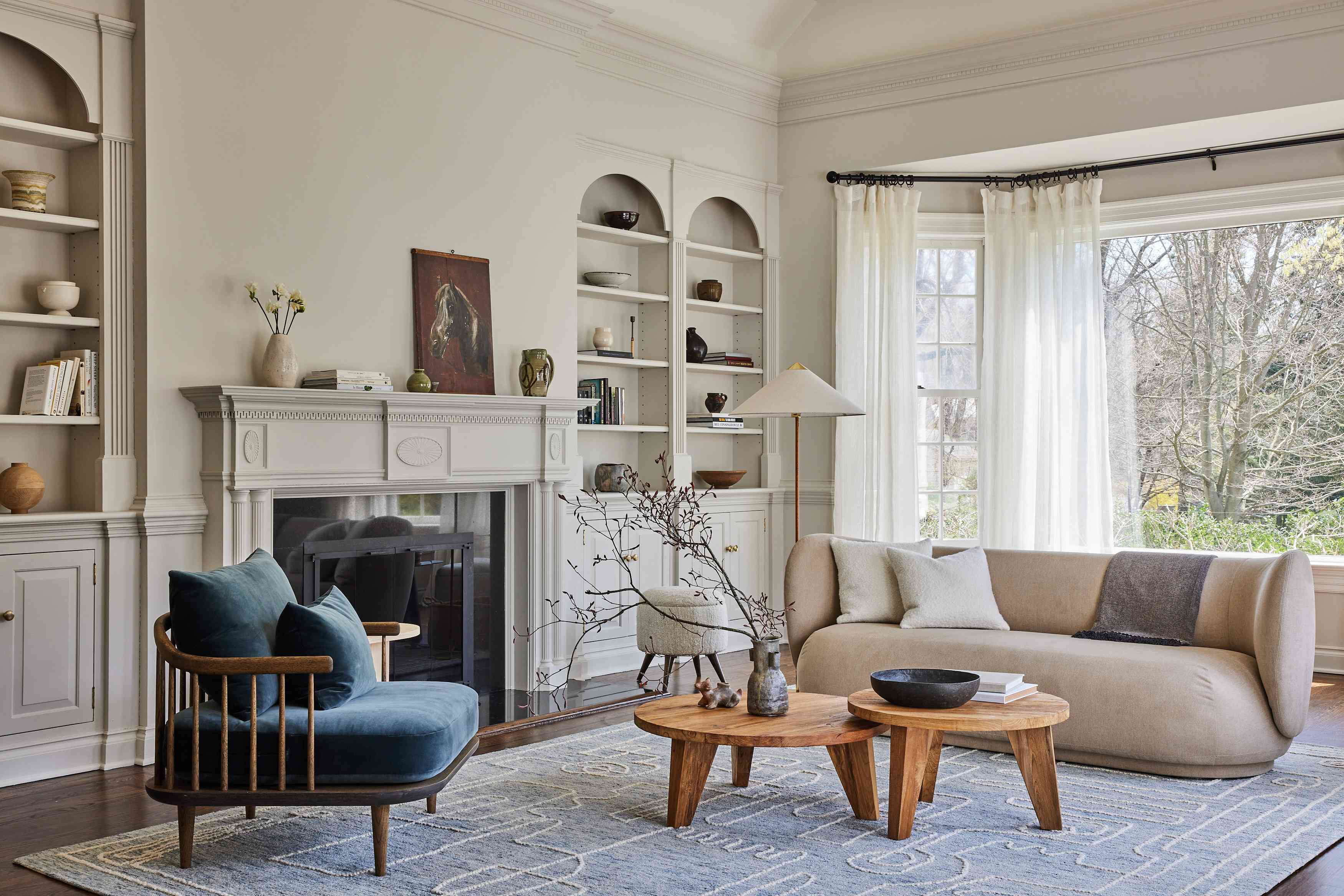 现代康涅狄格农家旅游-客厅与圆形沙发和白色嵌入式