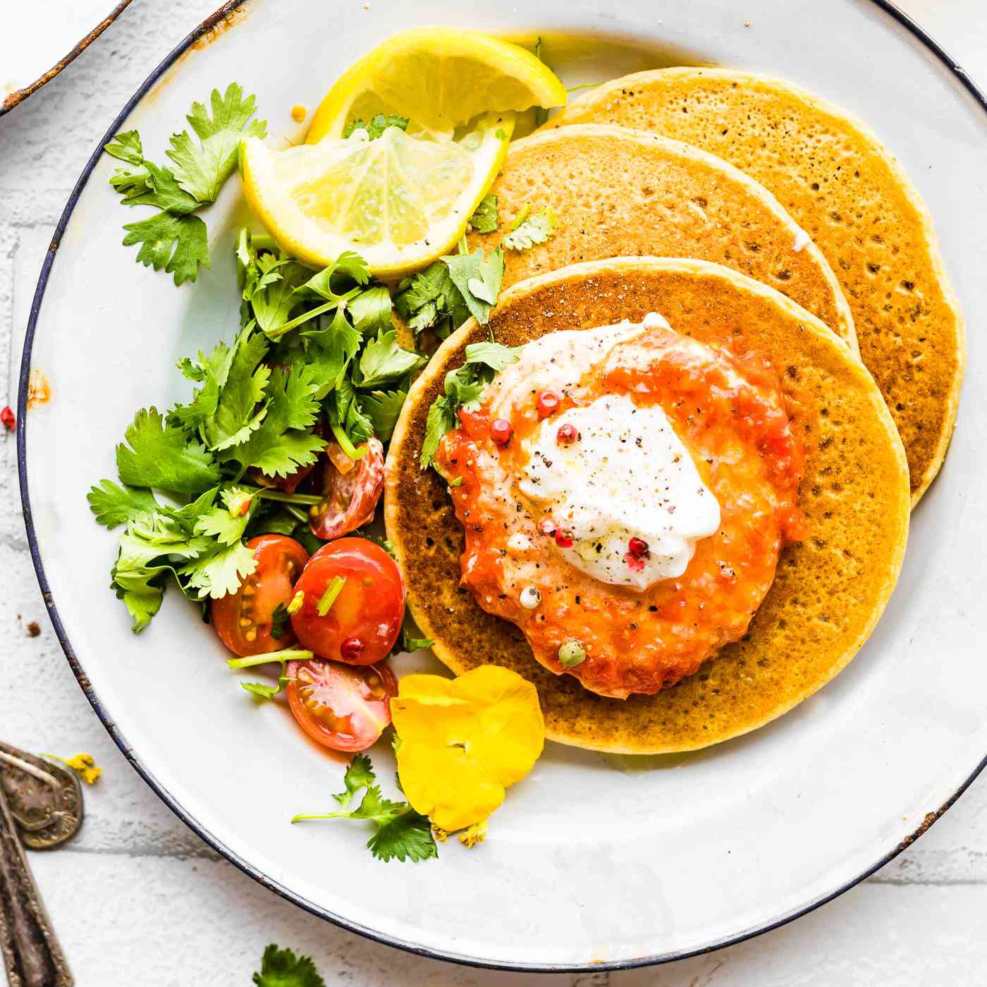 鹰嘴豆煎饼与哈丽莎酸奶酱