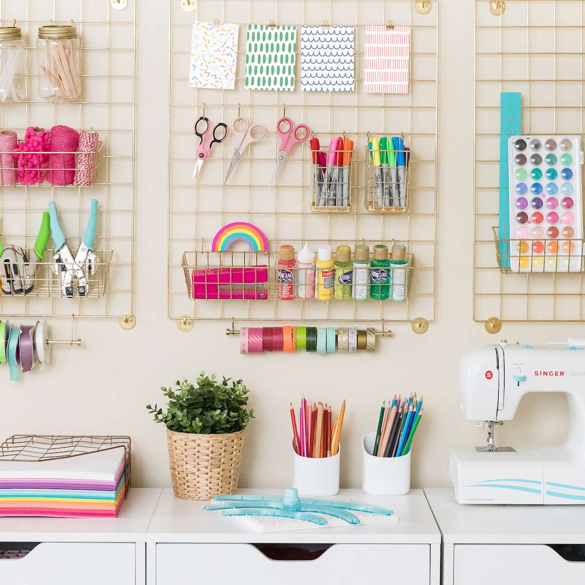 一间井井有条的工艺室，里面摆满了五颜六色的美术用品