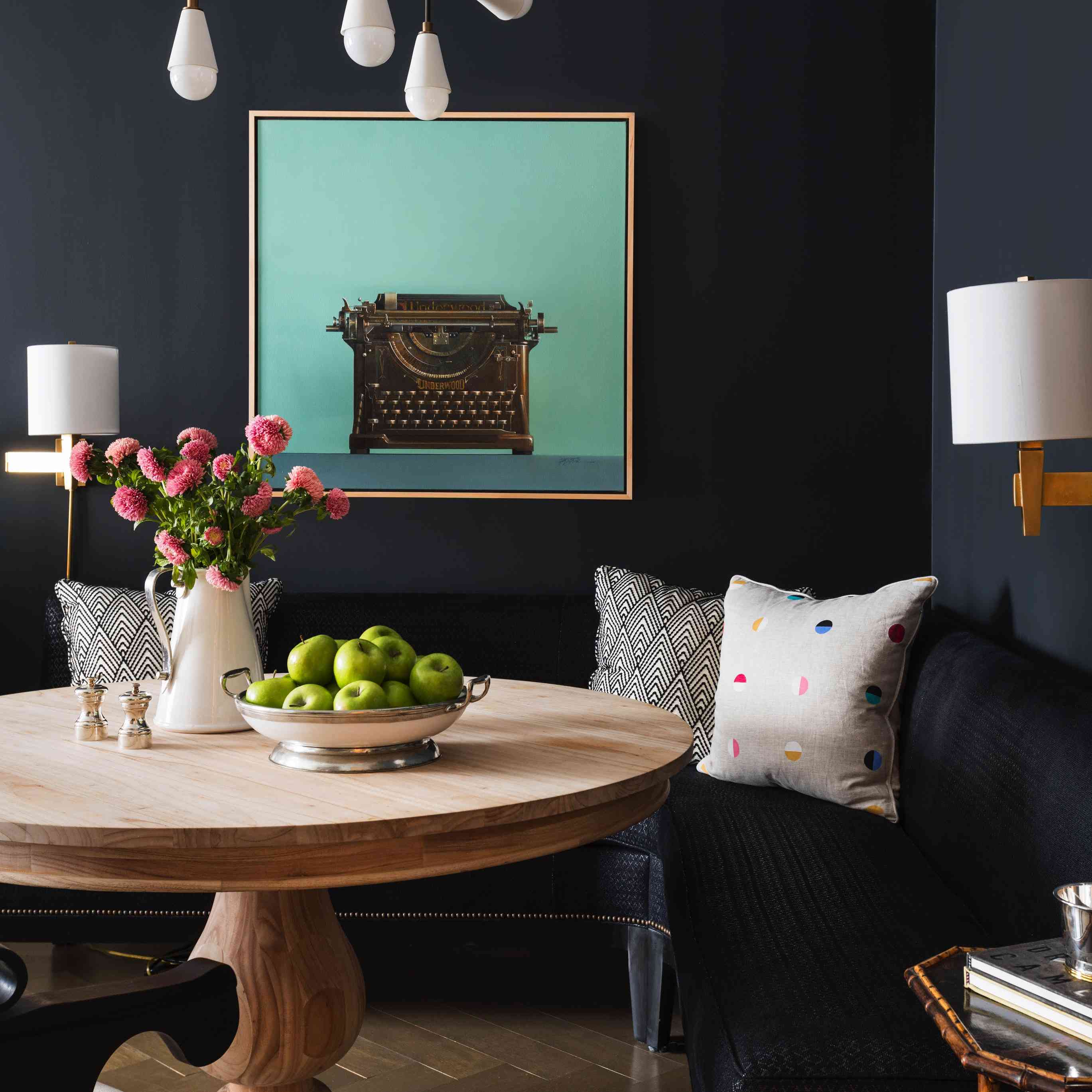 黑暗的海军墙在早餐中。