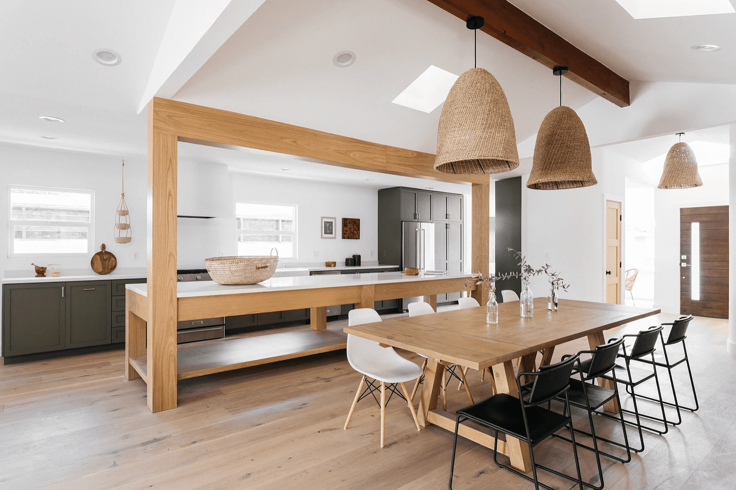 一个波希米亚厨房配有泥土橄榄绿柜