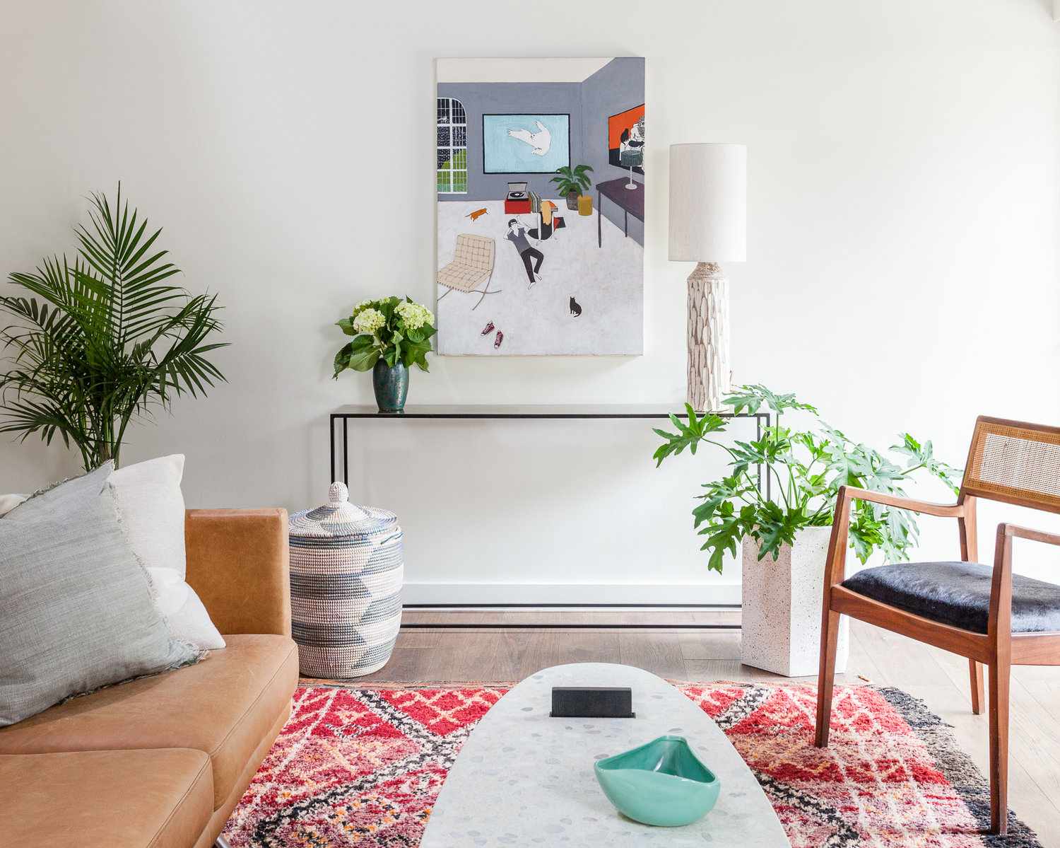 有趣的控制台表与艺术品和植物。