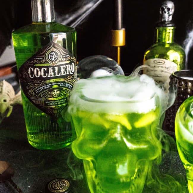 霓虹灯绿色鸡尾酒在头骨的玻璃。