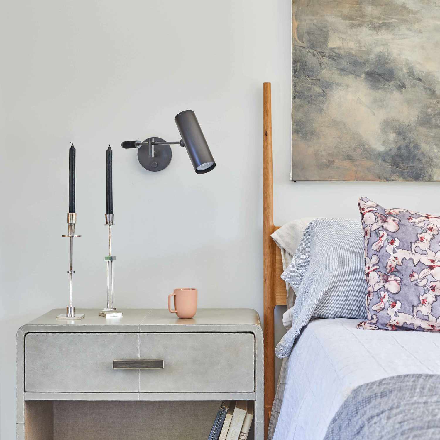 一个装满乡村风格和现代家具的房间