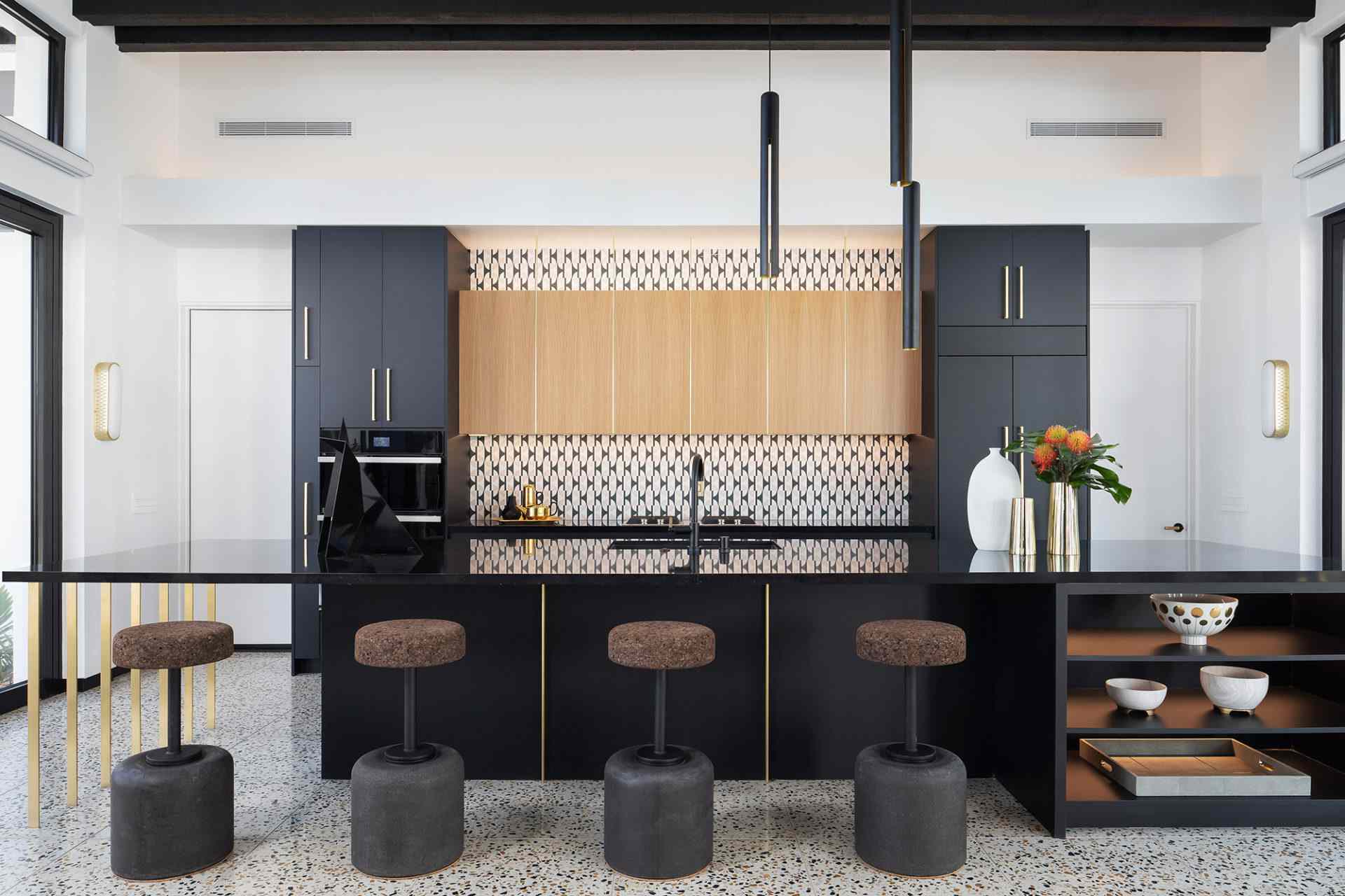 厨房用黑色橱柜和黑色和白色的背板。