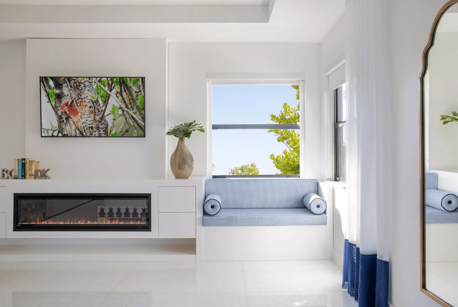 一个被改造成缓冲的长凳的窗台