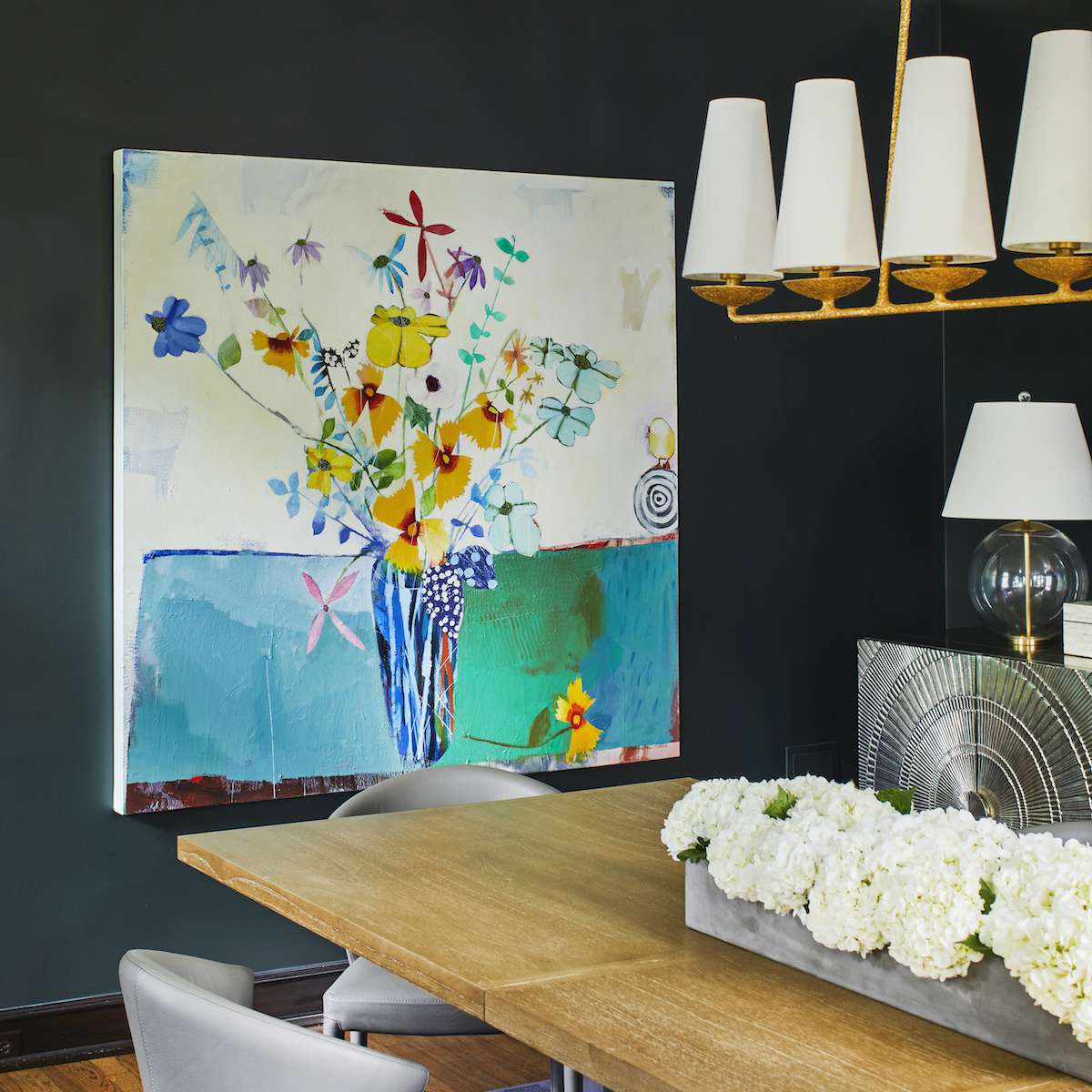 深蓝色油漆的房间