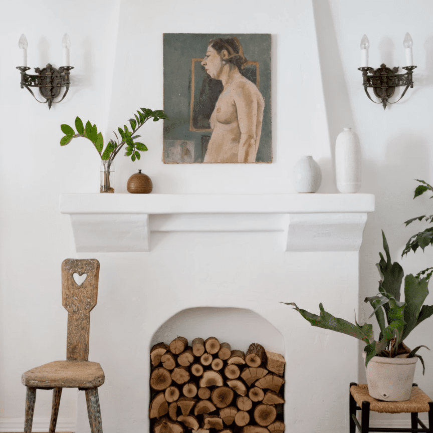 一个没有功能的壁炉，里面堆满了木柴