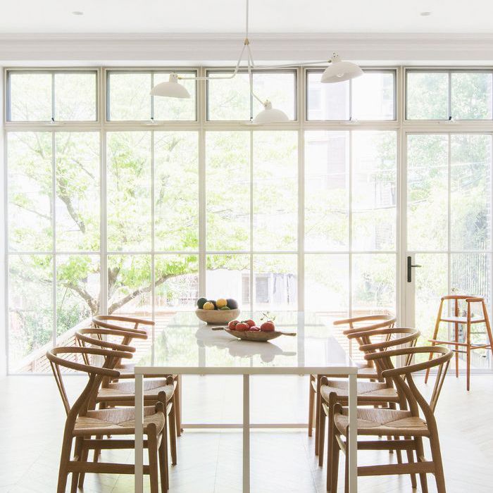 一个饭厅，一个人字形地板