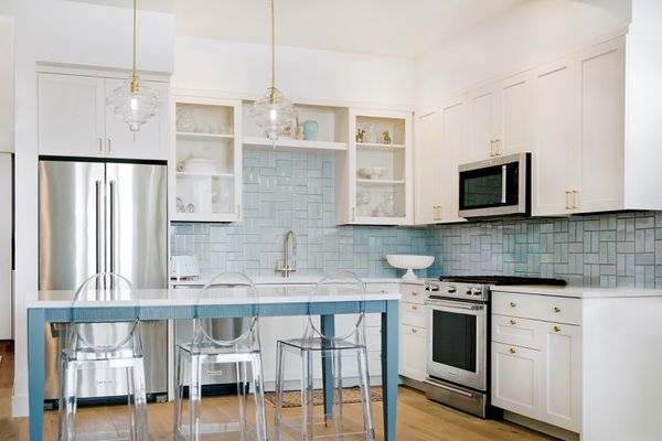 装修厨房有蓝色瓷砖背板和清晰的酒吧。