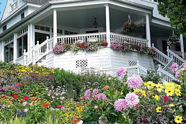 经典的南塔开特房子，外面有很多花。