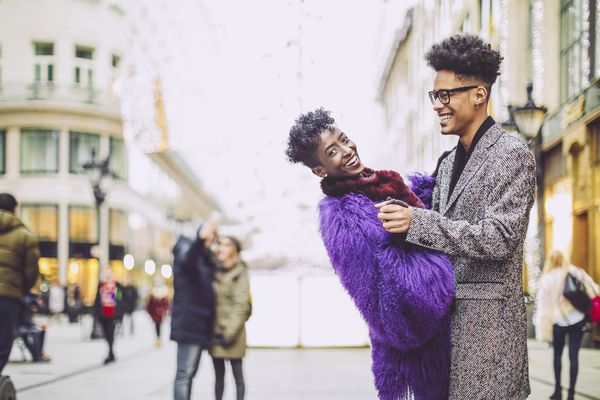 年轻夫妇在大衣外面一起跳舞