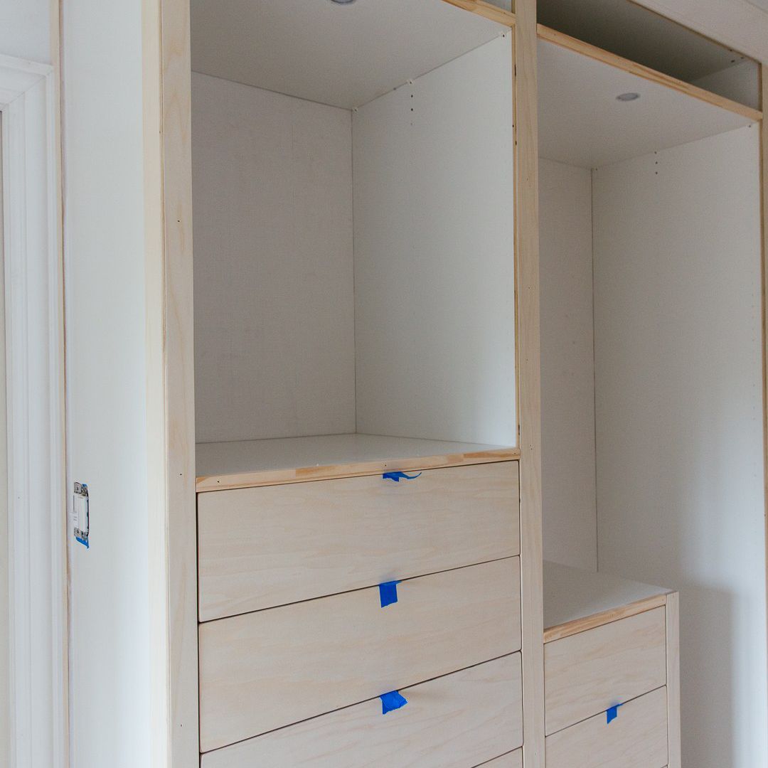 一个宜家的壁橱，带有嵌入式照明，正在建造中