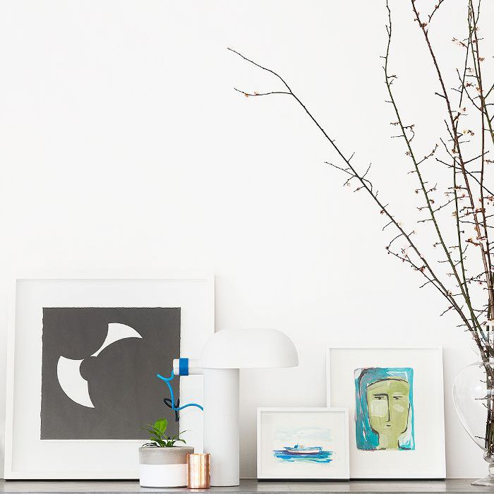 有艺术和灯的书柜