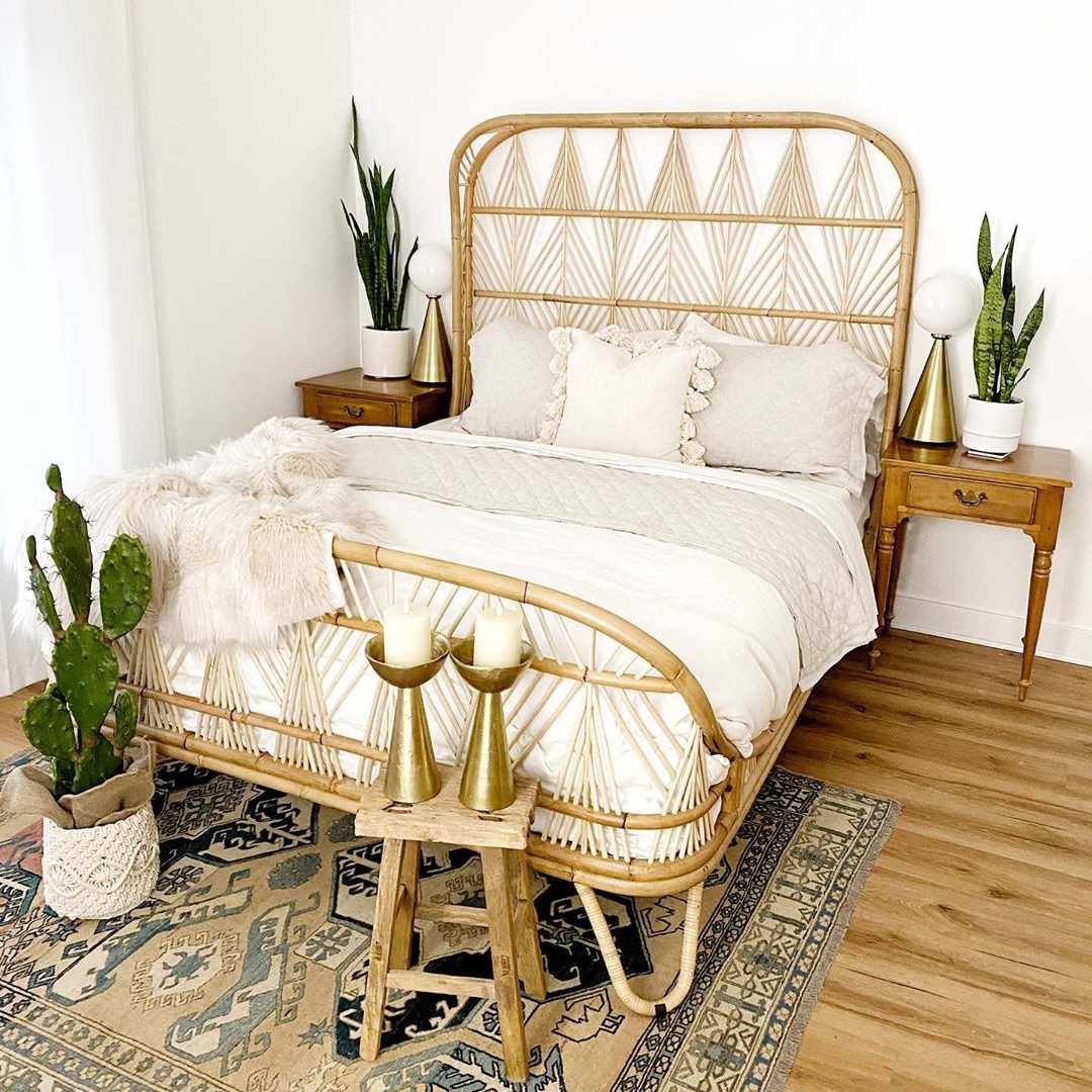 最好的卧室想法-藤条床，地毯和硬木地板