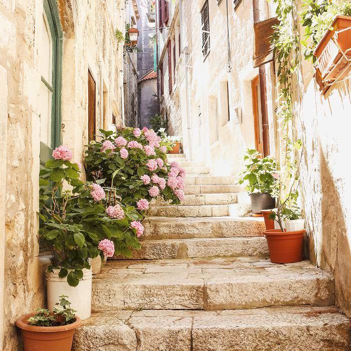 相当狭窄的楼梯，在克罗地亚。“class=