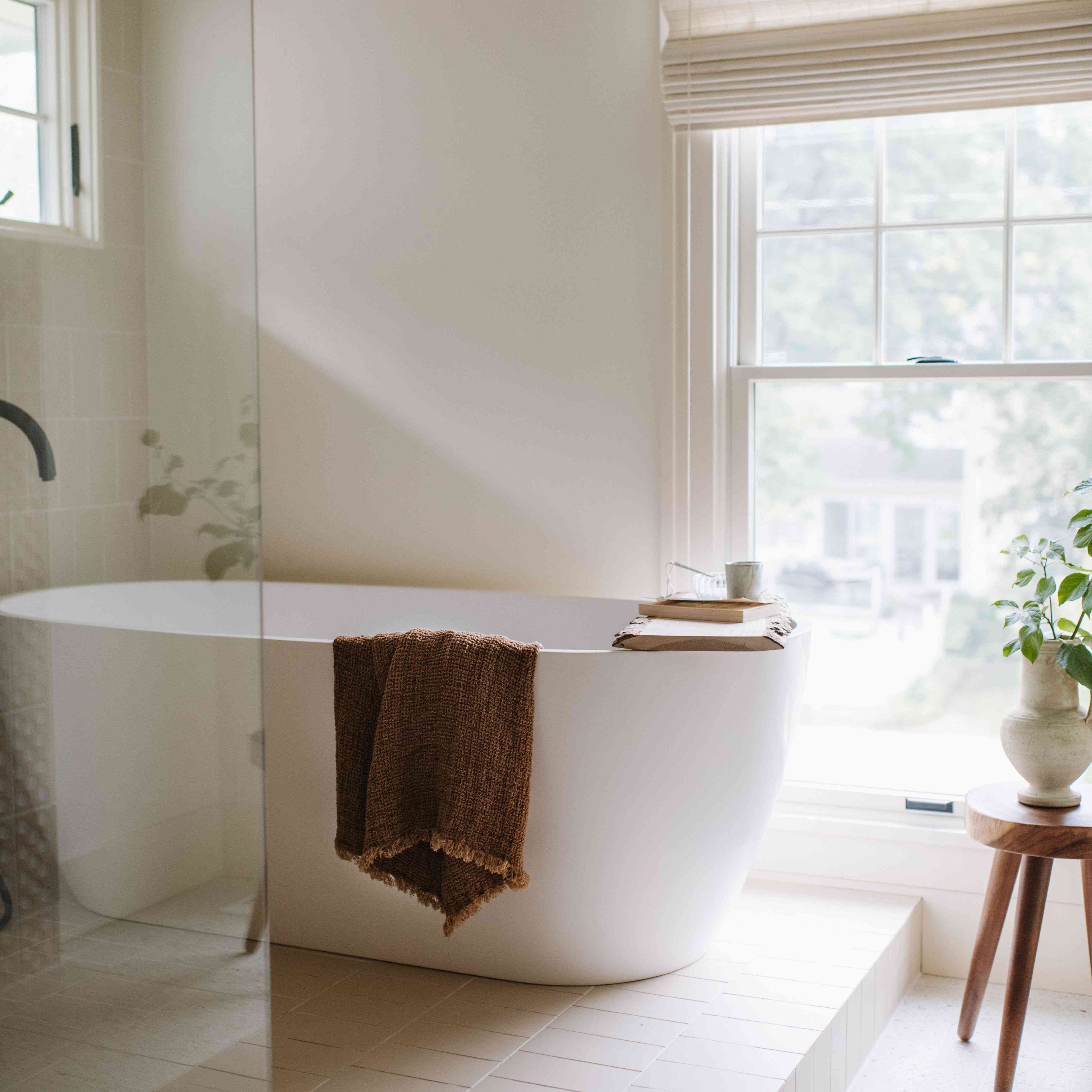 浴室平台设有玻璃淋浴间和浴缸