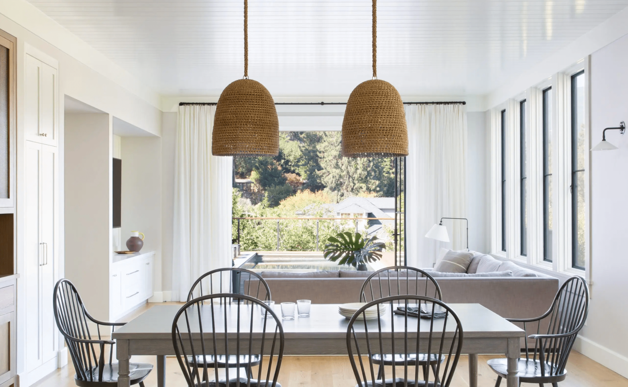 一张餐桌，上面有三个玻璃杯、一堆盘子和几张餐巾