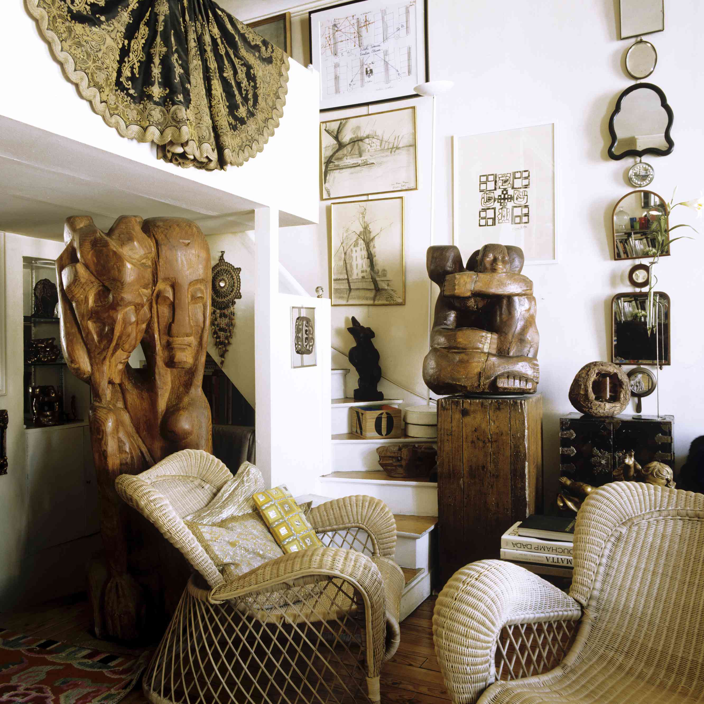 一个兼收并蓄的生活区，里面收藏了许多令人印象深刻的艺术品，包括几尊大型的木雕。