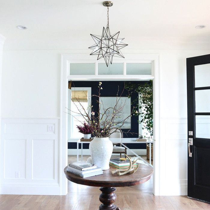 入口在中性色与爆吊灯