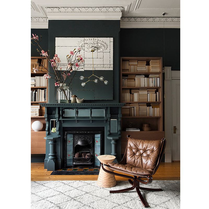 与摩洛哥地毯和燃木壁炉蓝色壁客厅。