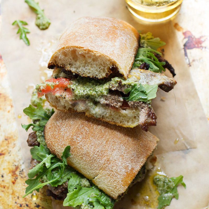 牛排三明治加意大利青辣酱