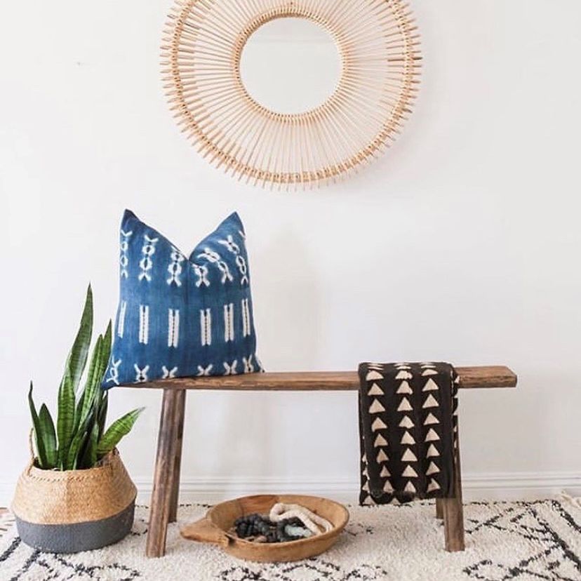 蛇厂在一个长木凳旁边。