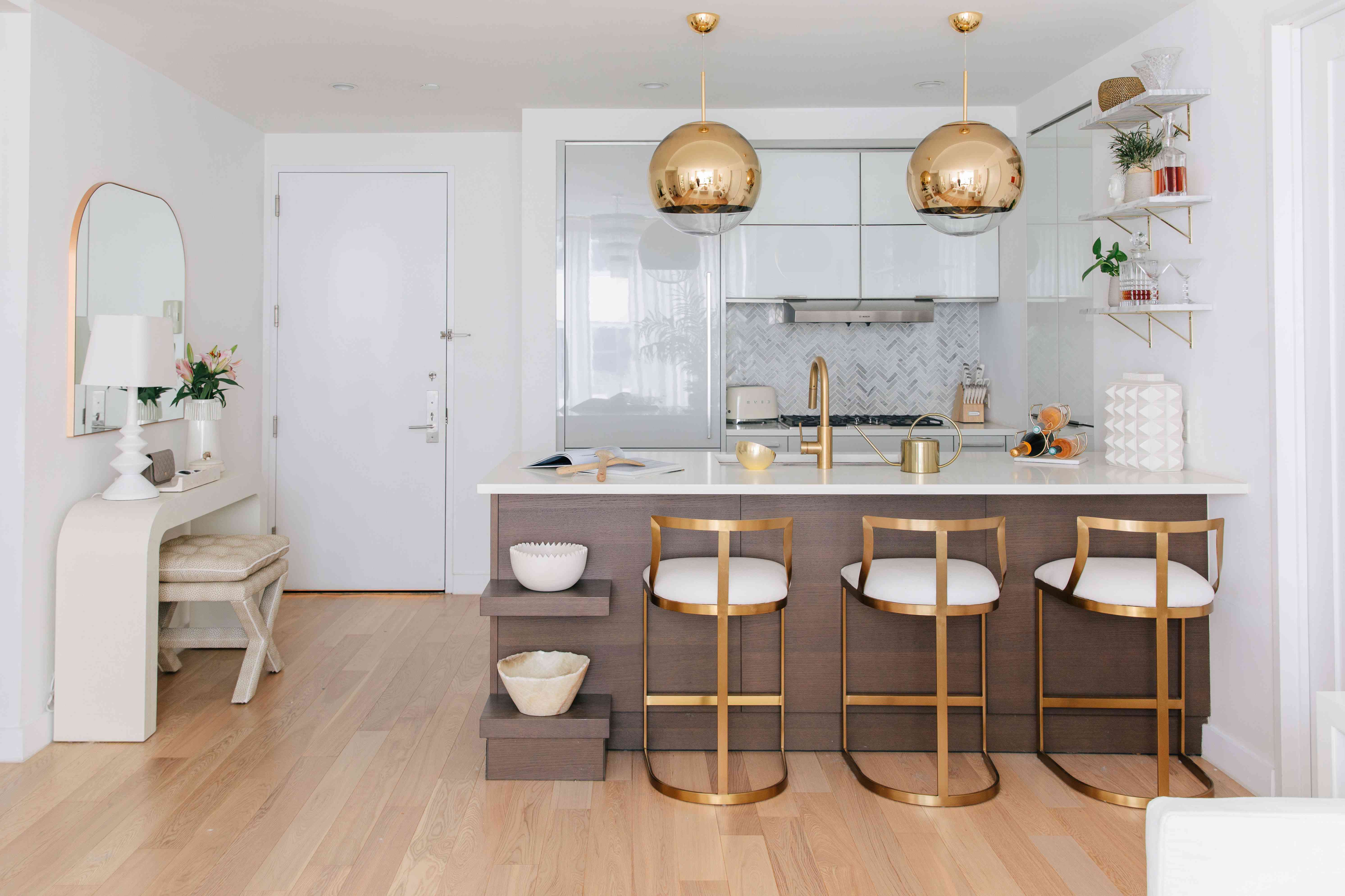 匹配barstools的金垂饰照明在厨房岛。