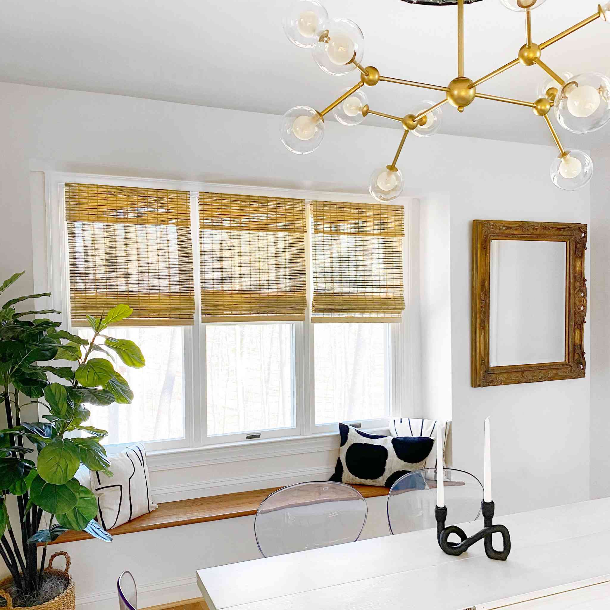 现代家与藤条窗帘。