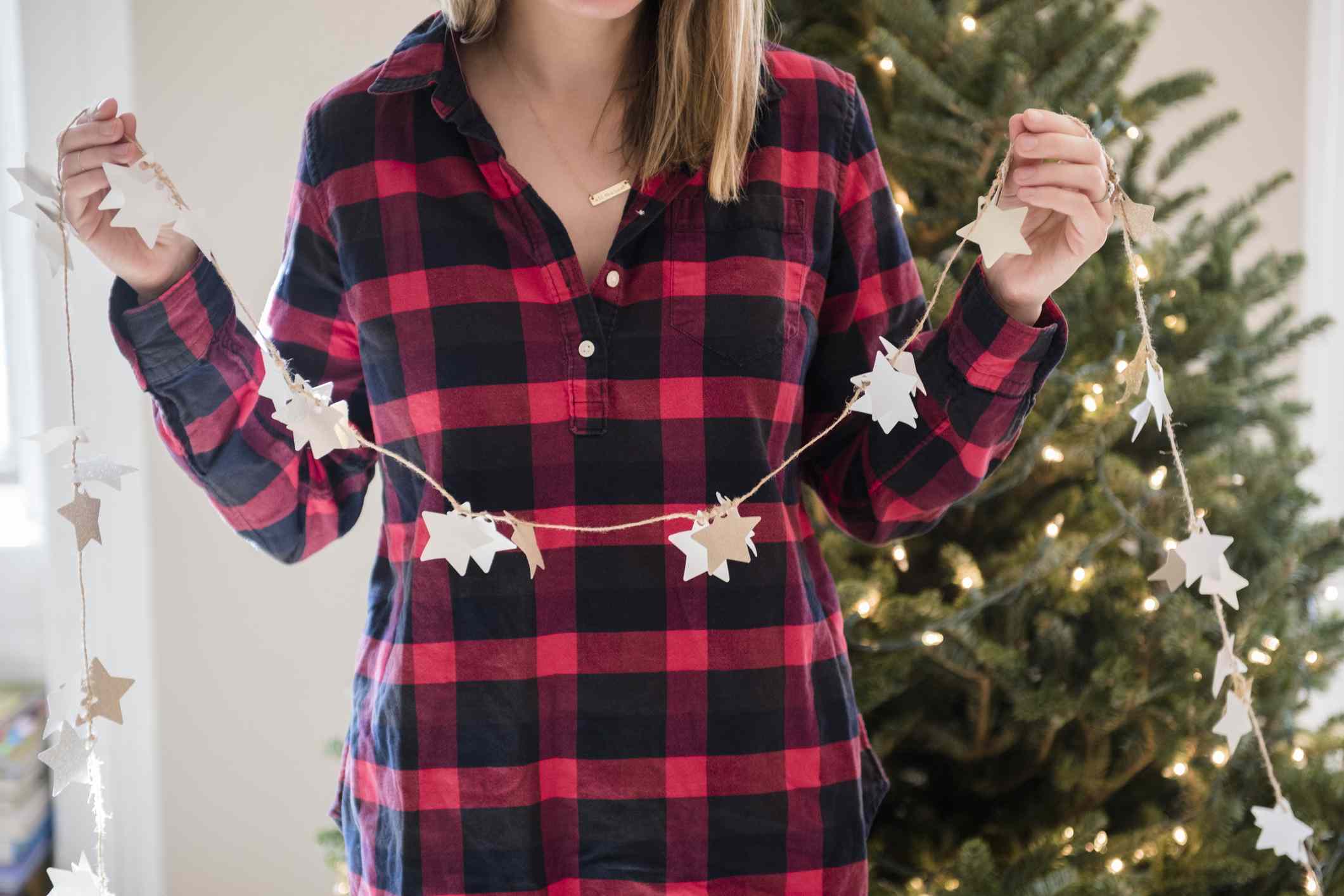 女子装饰圣诞树