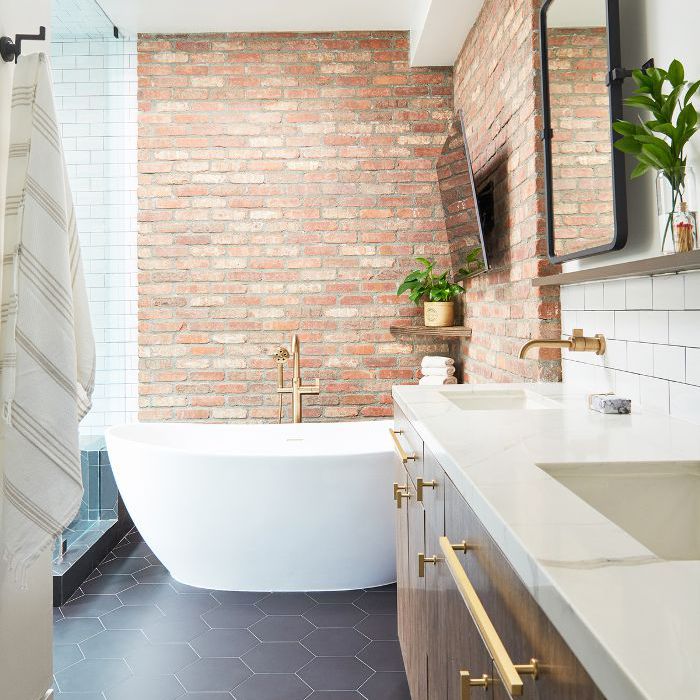 与独立浴缸的主浴室