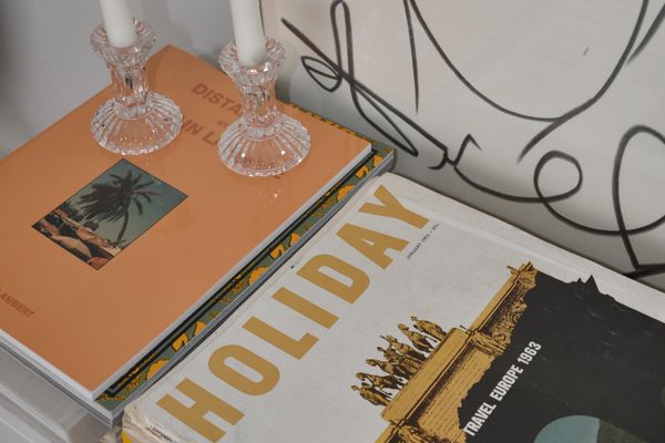 与蜡烛的五颜六色的书在上面。