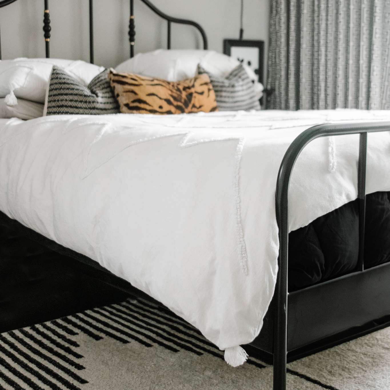 在宜家床下面偷看，因为没有任何东西。