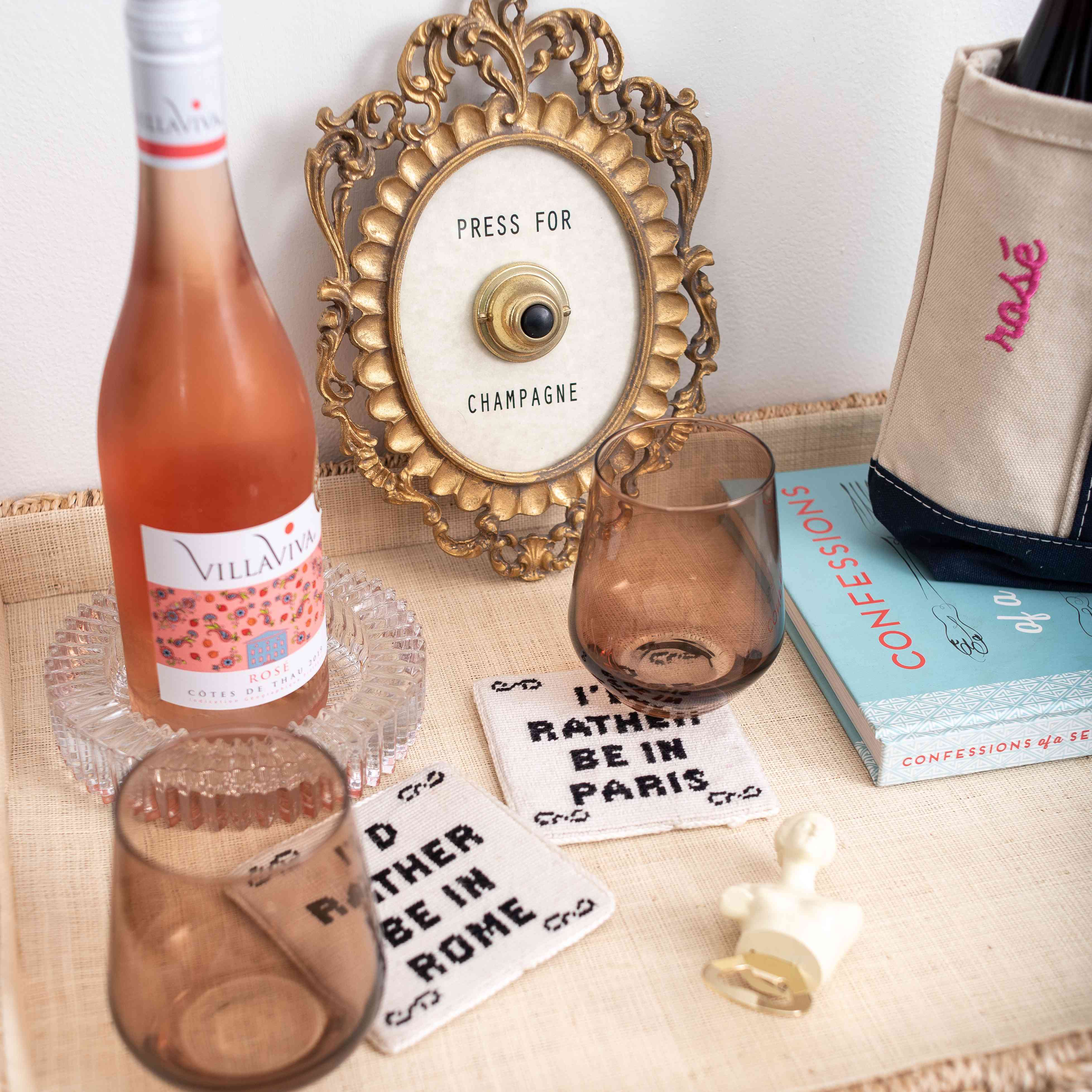 特写的粉红色酒杯，玫瑰，和古董装饰。