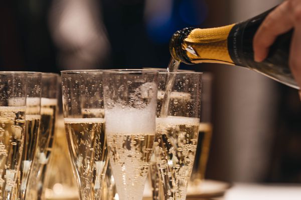 如何打开一瓶香槟-香槟被倒入长笛