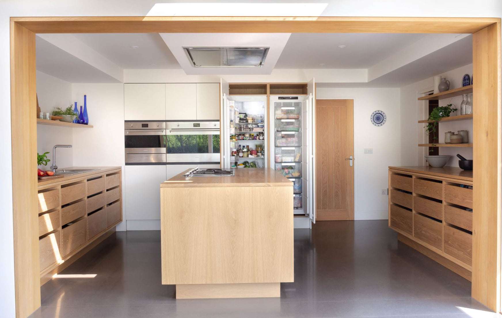 厨房的混凝土楼层