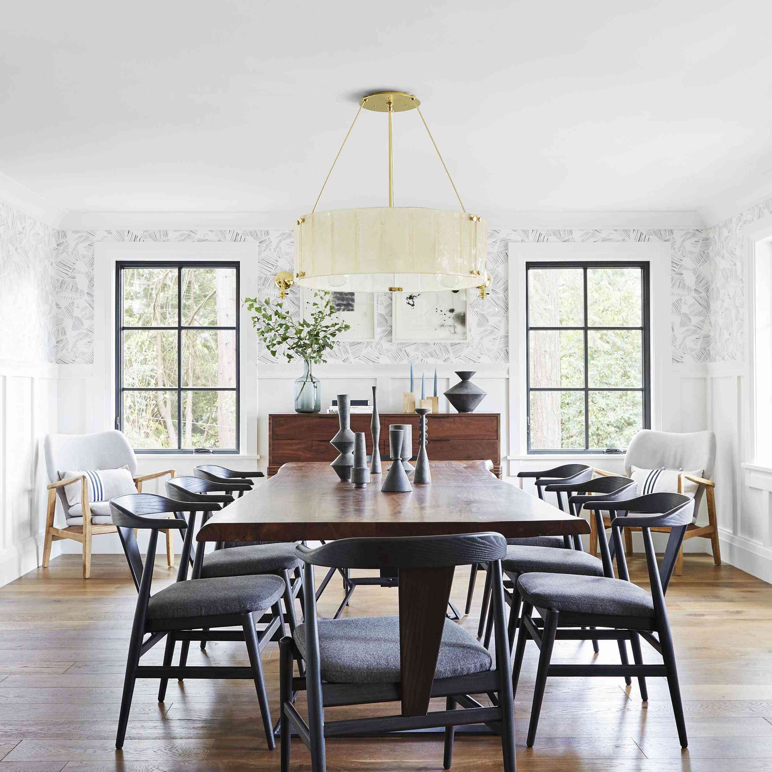 餐厅里装饰着几个颜色相近、轮廓略有不同的灰色花瓶