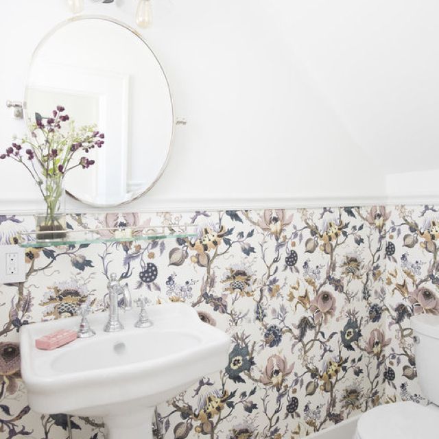 粉末室与喜怒无常的紫色和蓝色花卉壁纸壁纸