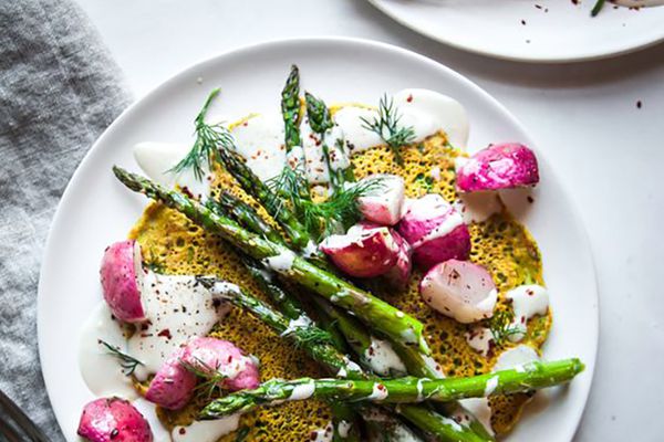 鹰嘴豆煎饼与春天蔬菜