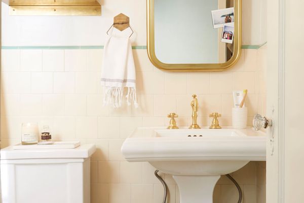 有基座水槽的复古浴室