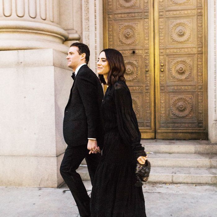 夫妇在黑色正装走手拉手