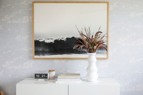 梳妆台上面有花瓶和书