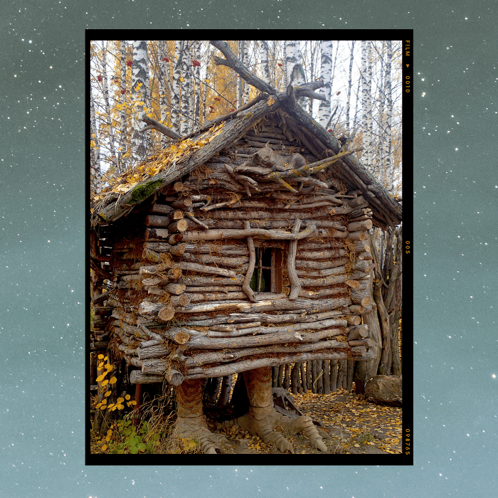 木制的房子，腿形似鸡爪