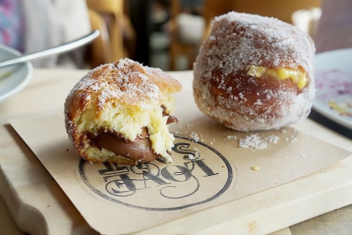 巧克力和蛋奶沙司夹心的甜点